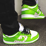 Supreme x Nike Dunk Low OG SB QS „Mean Green”