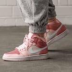 Air Jordan 1 WMNS Mid “Digital Pink”