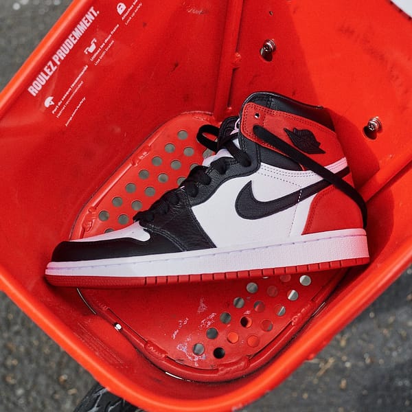 Air Jordan 1 Retro High Satin Black Toe