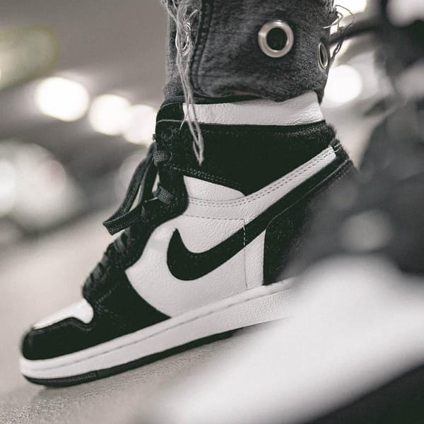 Air Jordan 1 Mid Black White Womens