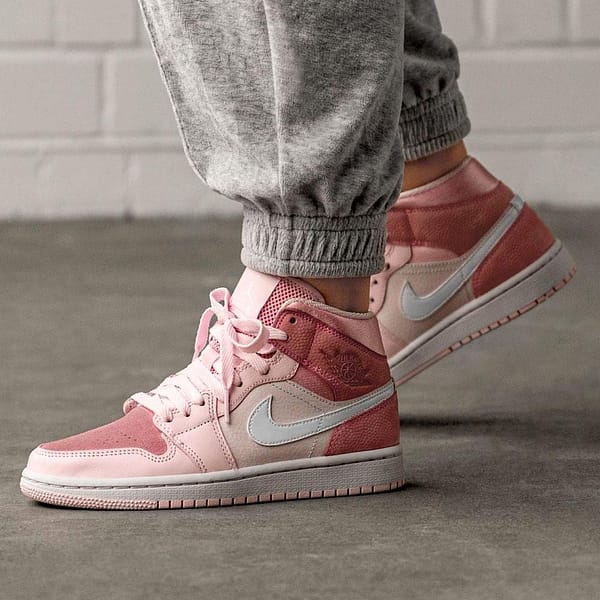 Air Jordan 1 Wmns Mid “Digital Pink”