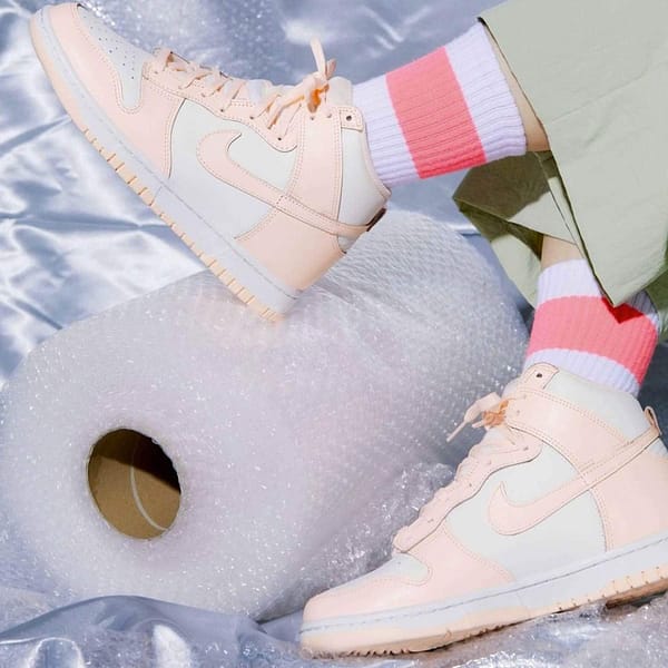 Nike Dunk High Wmns 'Crimson Tint'